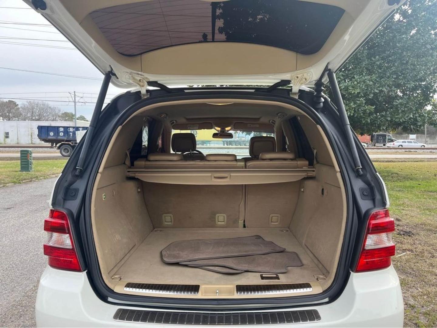 2008 WHITE /Tan Mercedes-Benz M-Class ML350 (4JGBB86E48A) with an 3.5L V6 DOHC 24V engine, 7-Speed Automatic Overdrive transmission, located at 5700 Curlew Drive, Norfolk, VA, 23502, (757) 455-6330, 36.841885, -76.209412 - Photo#7